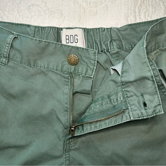 BDG Army Green Wide Leg Cargo Pants
Low rise. Size 0. - Picture 8 of 9